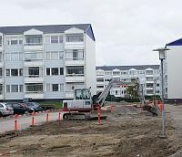  Fliserne er væk både på parkeringspladsen og fortovet.
